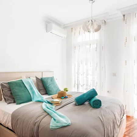 Melyna Private Heated Pool アデヘ