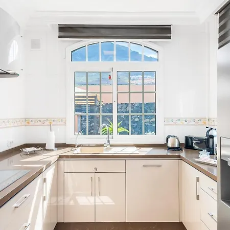 Melyna Private Heated Pool アデヘ