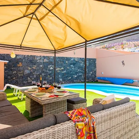 Melyna Private Heated Pool 아데제