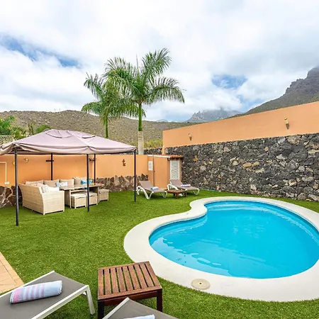 Melyna Private Heated Pool