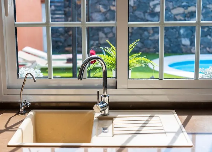 Melyna Private Heated Pool Вилла *