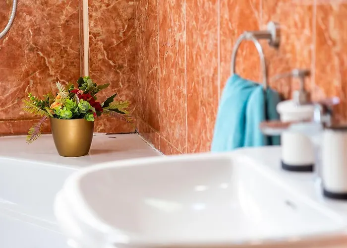 Melyna Private Heated Pool אדחה