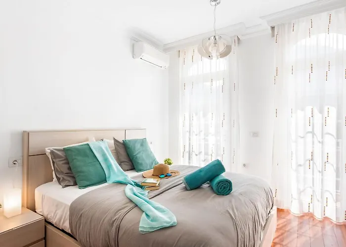 Melyna Private Heated Pool אדחה