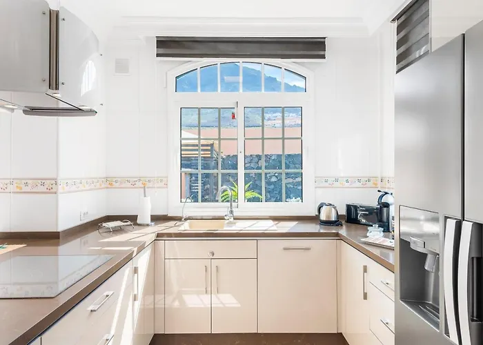 Melyna Private Heated Pool אדחה