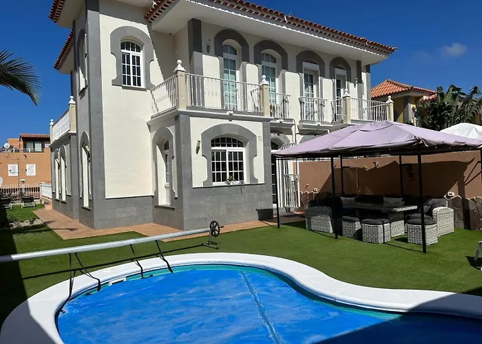 Melyna Private Heated Pool אדחה